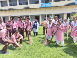 महाविद्यालय परिसर में झाड़ू लगाकर स्वच्छता का संदेश देते छात्र व छात्राएं